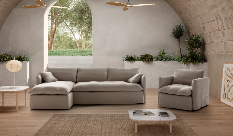 Sofá con chaise longue y butaca de la colección Beach de Flow&Show